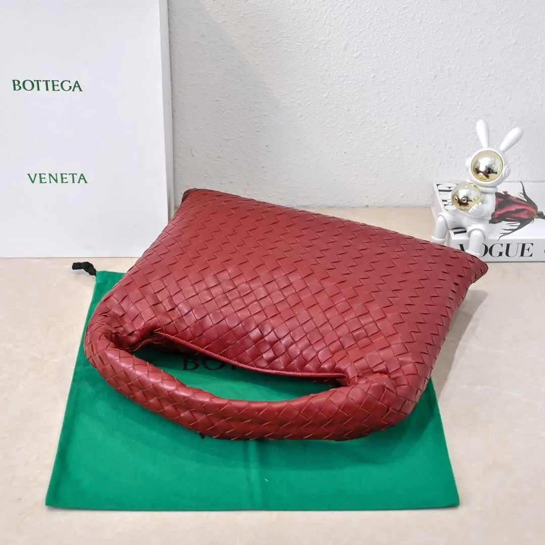 Batch 1960 #Bv new medium-sized HOP bag, the bag body and handles are made of a whole piece of woven leather. The bag body is soft and lazy. Hop symbolizes the praise of innovation and eternal craftsmanship [love]. The pyramid silhouette combines practicality and fashion. It is modern and casual, and the bag mouth is double-sided closed design, more convenient and safe! The cowhide texture also makes the bag more wear-resistant and durable. A must-have for fashionable ladies who like minimalism yet comfortable and casual! Size: 46x21x10cm Model: 6262